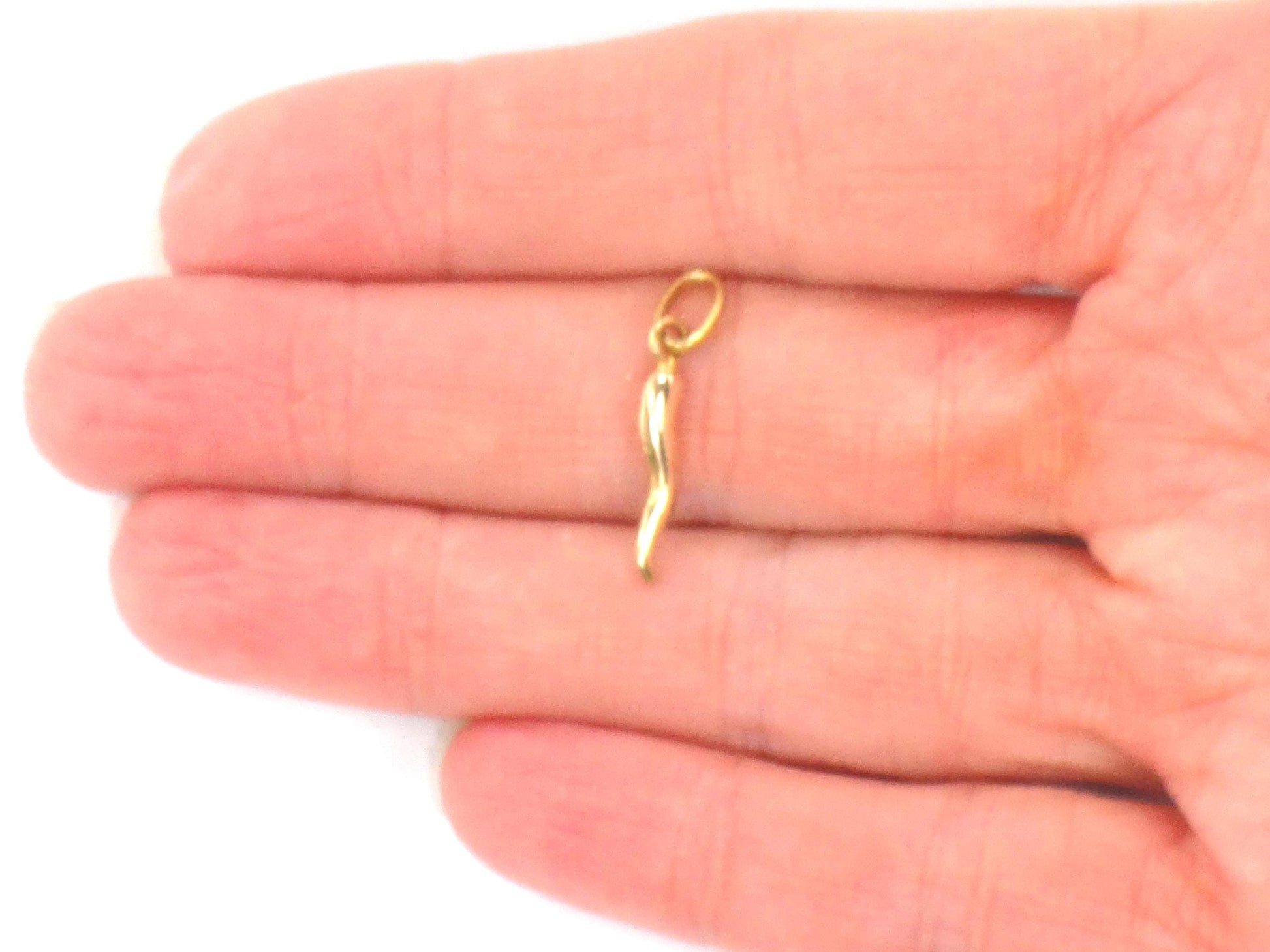 Vintage Small 18k Yellow Gold Italian Horn, Good Luck Charm Cornicello Pendant