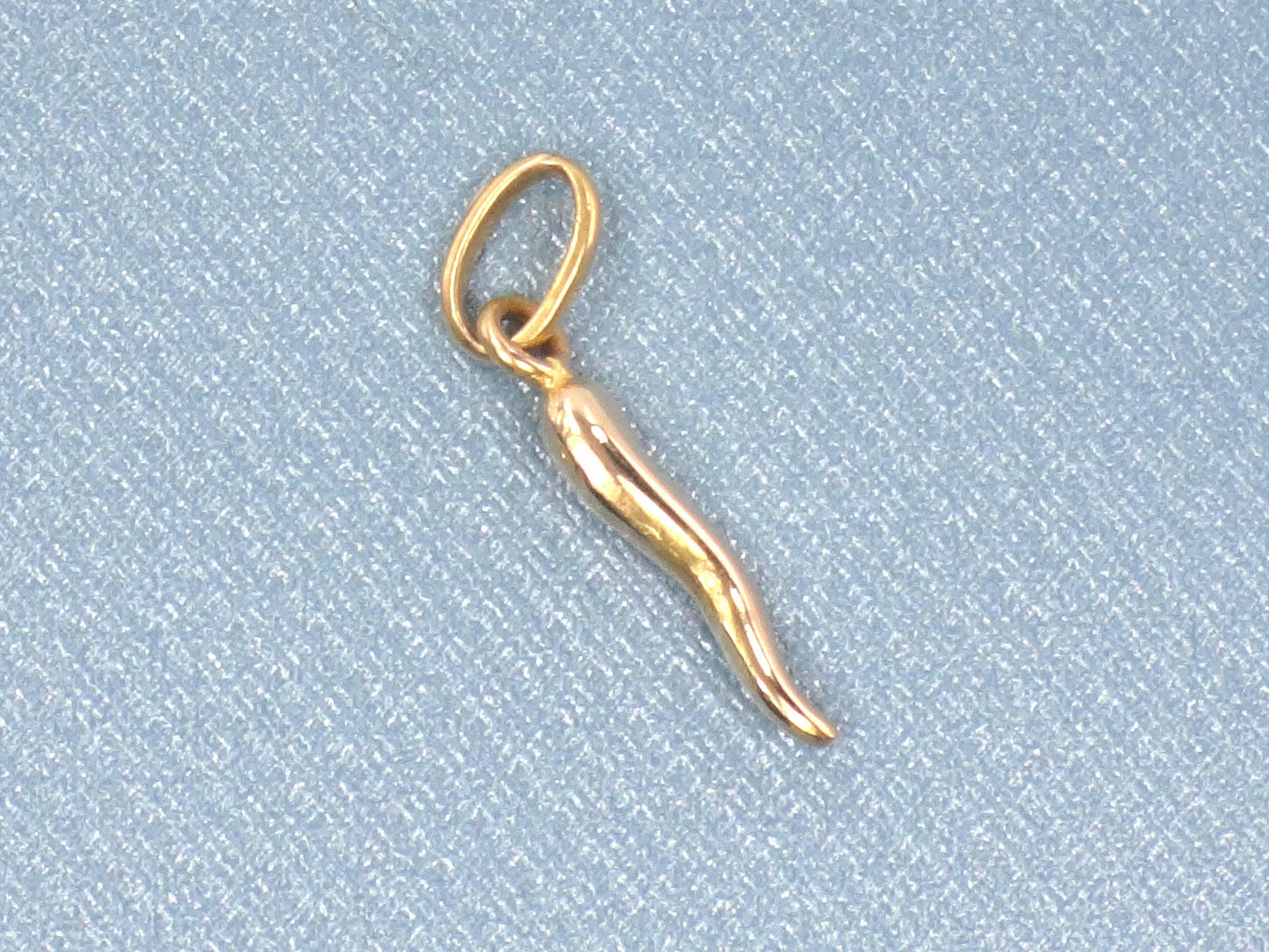 Vintage Small 18k Yellow Gold Italian Horn, Good Luck Charm Cornicello Pendant
