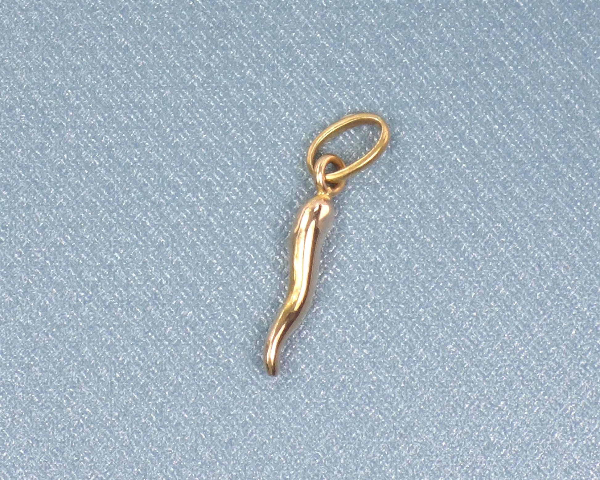 Vintage Small 18k Yellow Gold Italian Horn, Good Luck Charm Cornicello Pendant