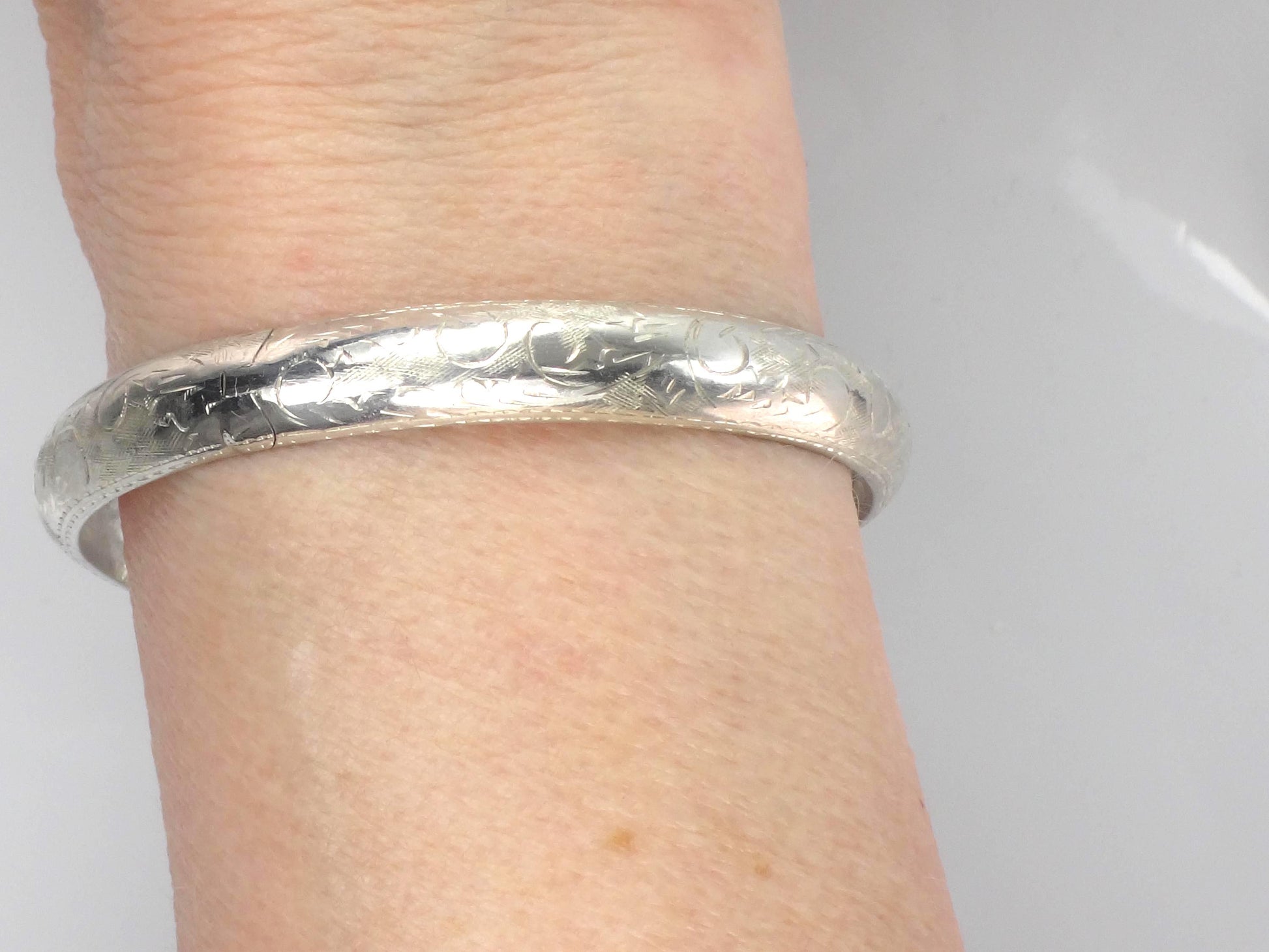 Vintage Sterling Silver Engraved Hinged Bangle Bracelet 6.75"